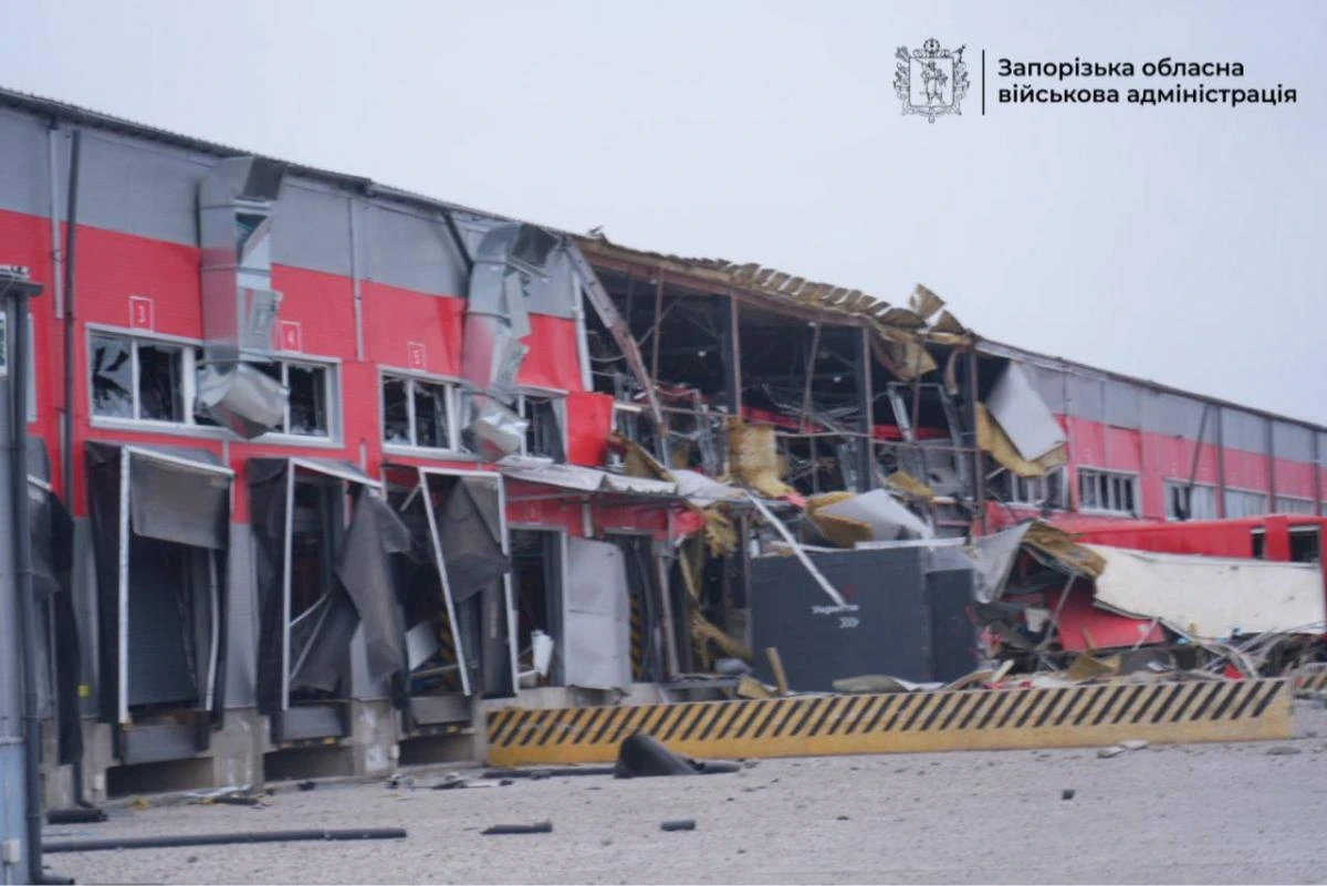Росіяни завдали удару по терміналу "Нової пошти" у Запоріжжі: багато поранених (фото)