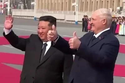 "На всяк випадок, якщо з’являться вороги": Лукашенко подарував Кім Чен Ину гвинтівку