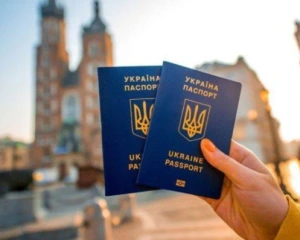 Кабмін скасував обмеження на виїзд за кордон для всіх жінок