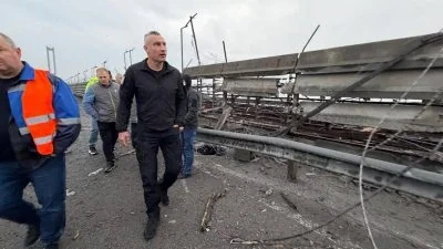 Росія вдарила по Південному мосту в Києві: з'явилися перші кадри пошкоджень
