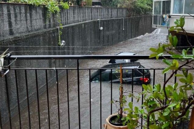 Вода змивала авто і затоплювала будинки: на Сицилії сталася потужна повінь. Фото і відео