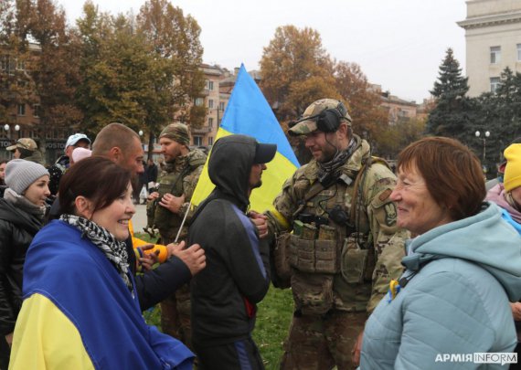 Кидались на ворожі танки, а своїх зустрічали з квітами: два роки тому звільнили Херсон10