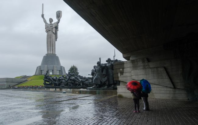 Київ накрив град з грозою: в окремих районах затопило вулиці