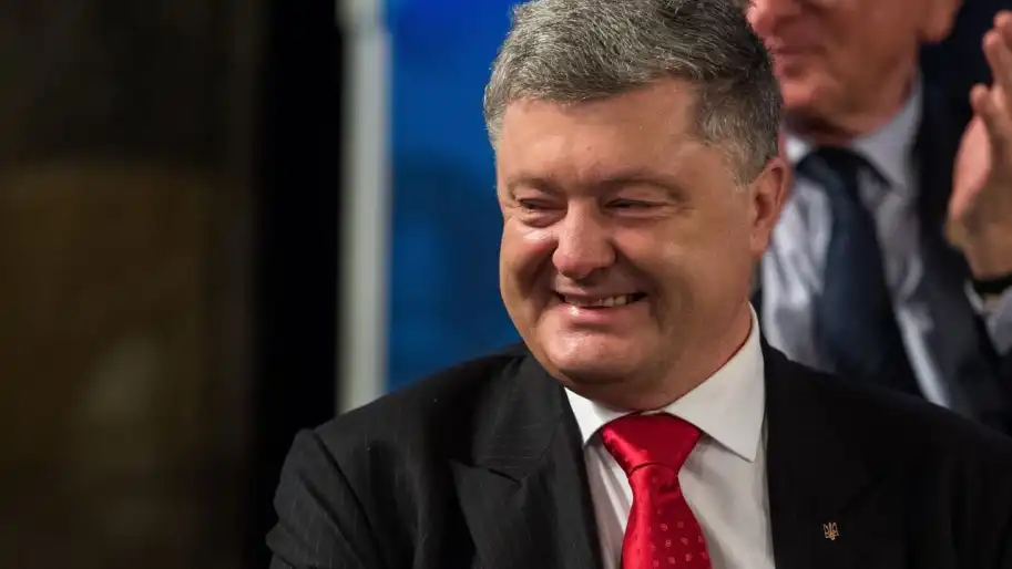 Порошенко піариться на бюджетній дорозі, розбитій фурами його заводу, – Гладких