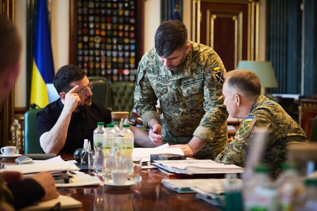 “Багато штурмів”: Зеленський провів нараду з військовими щодо Покровського й інших напрямків фронту
