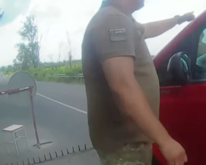 Кабмін дозволив безперешкодно виїжджати з України чоловікам віком 18-22 років