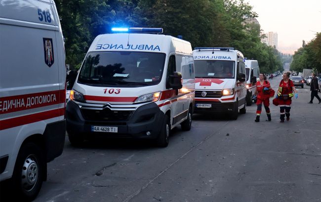 Росіяни дроном атакували цивільну машину: медики врятували 22-річну вагітну