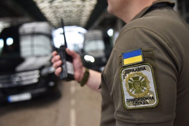 Українці масово їдуть за кордон: на пунктах пропуску утворилися довжелезні черги
