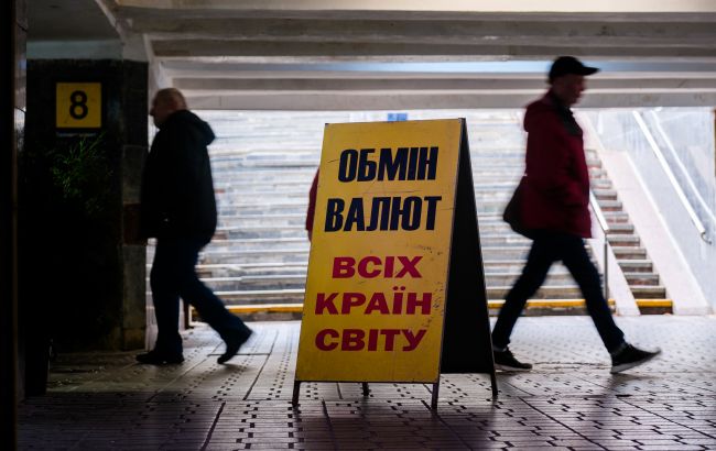 Скільки коштують долар і євро на початку тижня: свіжі курси в обмінниках