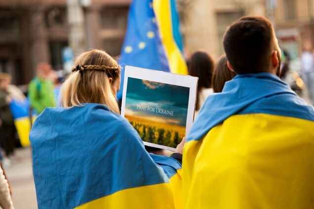 Чи можуть українці отримати карту польського банку: що потрібно знати