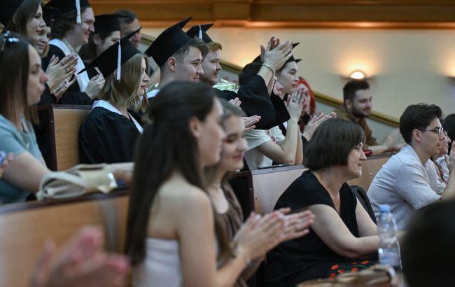 Російські вчителі залякують українськими вишами дітей на окупованих територіях