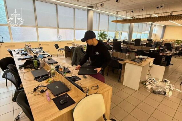 Дурили іноземців і українців “інвестиціями”:  викрито мережу шахрайських кол-центрів