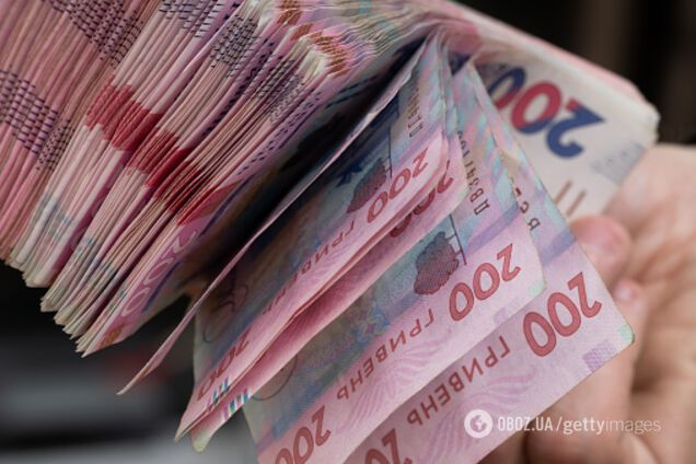 У супермаркетах в українців відмовляються приймати гривні певних номіналів: куди звертатися