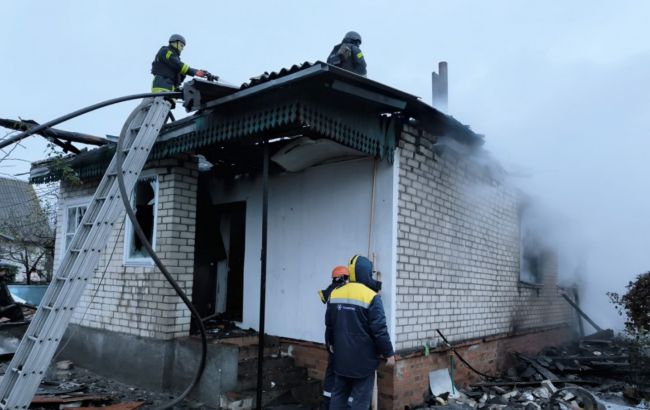 РФ зранку атакувала Чернігів дронами: пошкоджено приватний будинок, є поранені