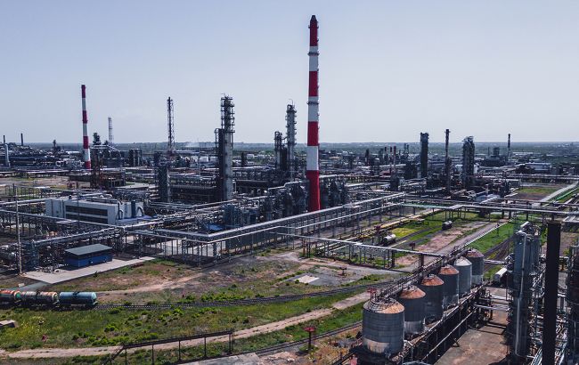 Пролетіли 1400 км. Дрони СБУ уразили російський НПЗ в Орську (фото, відео)