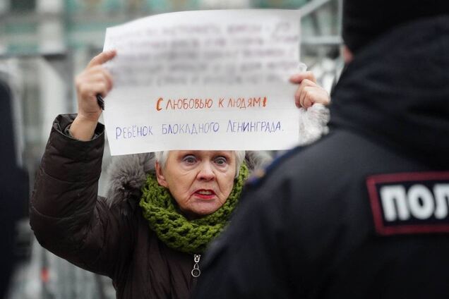 У Петербурзі затримали 84-річну блокадницю за антивоєнний пікет. Фото