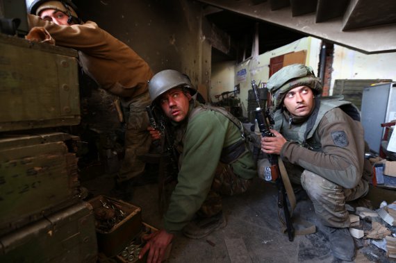 “Люди вистояли – не витримав бетон”: вшановуємо полеглих кіборгів13