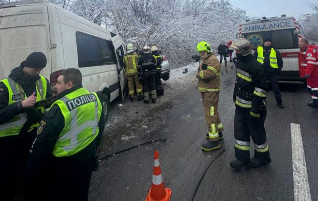 На Київщині сталась масштабна ДТП за участі “маршрутки”: є жертви та травмовані (фото)