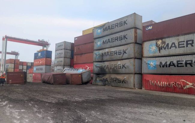 РФ атакувала балістикою порт “Чорноморськ”: є поранений, стався витік олії